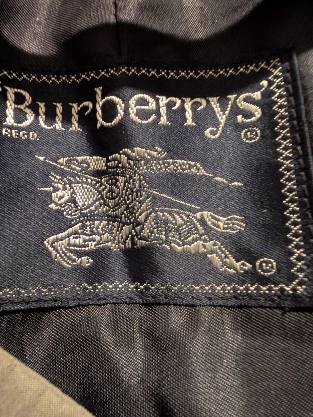 Classic Burberry Kensington trench coat - Picture 2 of 4